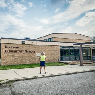 Nancy Hecker-Denschlag vor ihrer ehemaligen Grundschule in Oak Park in Michigan. In der Einstein Elementary School lernte sich schon als fünfjähriges Mädchen, wer Albert Einstein war.