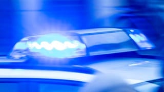 Blaulicht auf einem Polizeiauto - ein Streit zwischen zwei Jugendlichen in Schelklingen endete am Dienstag mit einem Messerangriff. 