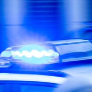 Blaulicht auf einem Polizeiauto - ein Streit zwischen zwei Jugendlichen in Schelklingen endete am Dienstag mit einem Messerangriff. 