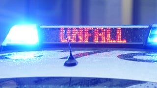 Blaulicht der Polizei mit der Signalschrift Unfall. Das Amtsgericht Heidenheim hat einen Mann zu einer Freiheitsstrafe verurteilt. Er hatte als Falschfahrer einen tödlichen Unfall auf der A7 verursacht.