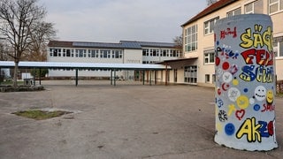 Ein Lehrer wird vor der Sägefeldschule in Ulm niedergeschlagen. Im Prozess gegen den Verdächtigen werden auch Vorwürfe gegen den Lehrer laut.