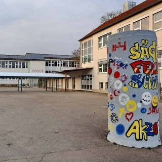 Ein Lehrer wird vor der Sägefeldschule in Ulm niedergeschlagen. Im Prozess gegen den Verdächtigen werden auch Vorwürfe gegen den Lehrer laut.