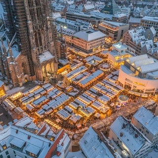 Der Ulmer Weihnachtsmarkt öffnet am Montag wieder seine Tore. Insgesamt wird es 130 Buden auf dem Münsterplatz geben.