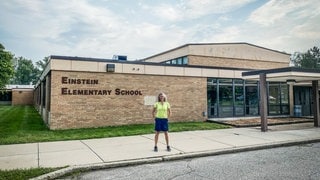 Nancy Hecker-Denschlag vor ihrer ehemaligen Grundschule in Oak Park in Michigan. In der Einstein Elementary School lernte sich schon als fünfjähriges Mädchen, wer Albert Einstein war.