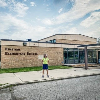 Nancy Hecker-Denschlag vor ihrer ehemaligen Grundschule in Oak Park in Michigan. In der Einstein Elementary School lernte sich schon als fünfjähriges Mädchen, wer Albert Einstein war.