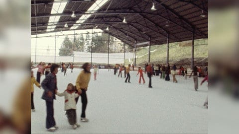 Eine alte Aufnahme von der ehemaligen Eishalle in Aalen. Seit sie abgerissen wurde, gibt es nun jeden Winter einen mobilen Eispark, seit vergangenem Jahr sogar in der Innenstadt.