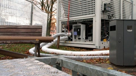 Ein großes Stromaggreggat, das offensichtlich erst vor kurzem aufgebaut wurde. Für den Eispark am Bohlschulplatz in Aalen mussten extra Leitungen verlegt werden. 