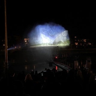 Präsentation des Einstein Discovery Centers auf einer meterhohen Wasserwand.