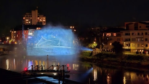 Präsentation des Einstein Discovery Centers auf einer meterhohen Wasserwand.