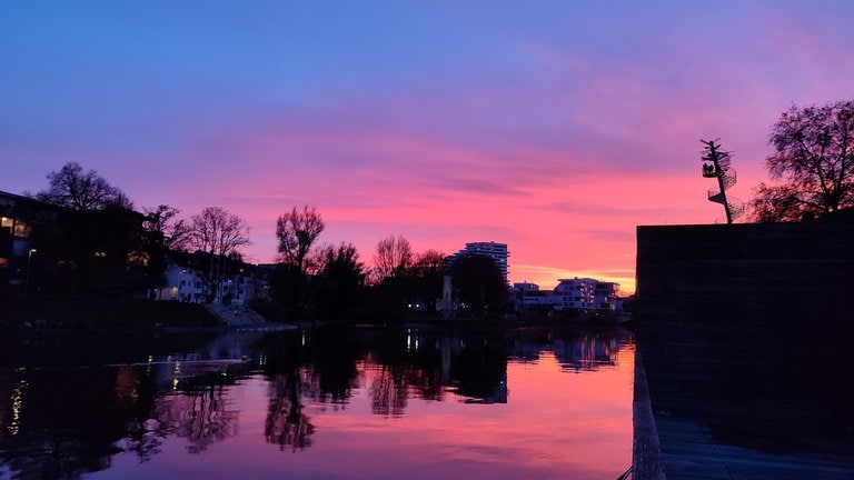 Still und stimmungsvoll färbt die untergehende Sonne die Donau in Ulm ein und schafft für einen kurzen Moment ein Postkartenidyll. (24.11.)