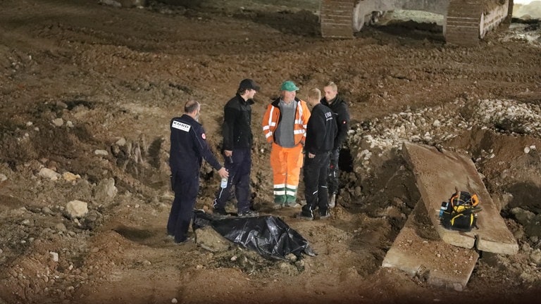 Fotos von der Baustelle und der Absperrung. Nach dem Fund einer Fliegerbombe auf einer Baustelle in der Nähe des Ulmer Hauptbahnhofs müssen am Montagabend Gebäude im Umkreis von 300 Metern evakuiert werden. 