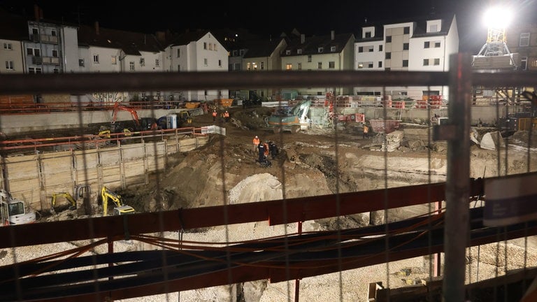 Fotos von der Baustelle und der Absperrung. Nach dem Fund einer Fliegerbombe auf einer Baustelle in der Nähe des Ulmer Hauptbahnhofs müssen am Montagabend Gebäude im Umkreis von 300 Metern evakuiert werden. 