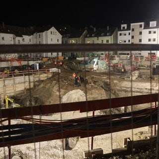 Fotos von der Baustelle und der Absperrung. Nach dem Fund einer Fliegerbombe auf einer Baustelle in der Nähe des Ulmer Hauptbahnhofs müssen am Montagabend Gebäude im Umkreis von 300 Metern evakuiert werden. 