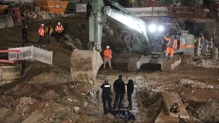 Fotos von der Baustelle und der Absperrung. Nach dem Fund einer Fliegerbombe auf einer Baustelle in der Nähe des Ulmer Hauptbahnhofs müssen am Montagabend Gebäude im Umkreis von 300 Metern evakuiert werden. 