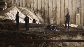 Eine Fliegerbombe unter einer Plastikplane auf einer Baustelle: Das große Warten: Um Mitternacht hat die Entschärfung einer Fliegerbombe in Ulm noch nicht begonnen. 