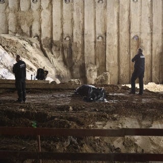 Eine Fliegerbombe unter einer Plastikplane auf einer Baustelle: Das große Warten: Um Mitternacht hat die Entschärfung einer Fliegerbombe in Ulm noch nicht begonnen. 