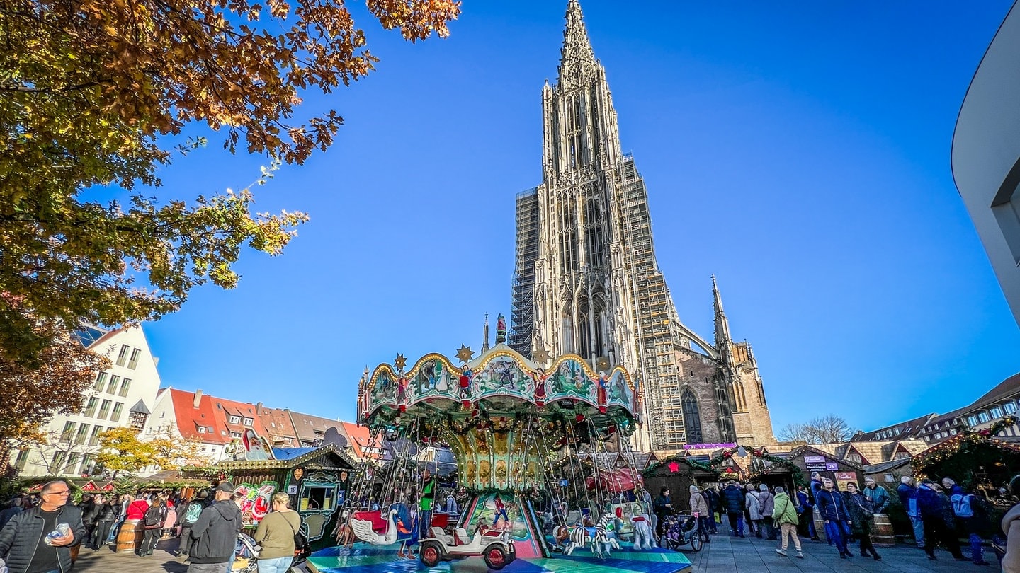 Der Weihnachtsmarkt vor dem Ulmer Münster - am 25.11. hat er eröffnet.