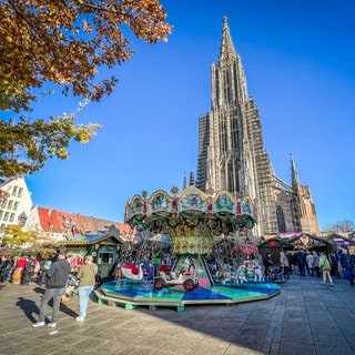 Der Weihnachtsmarkt vor dem Ulmer Münster - am 25.11. hat er eröffnet.