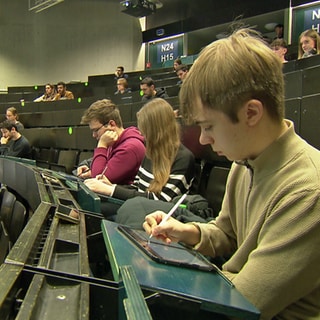 Studierende aus der Ukraine im Hörsaal an der Uni Ulm: Sie streben einen doppelten Bachelorabschluss in Mathematik und Computer Science an.