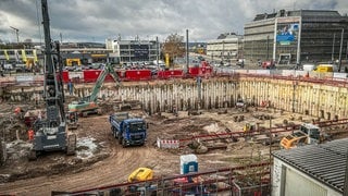 Am Tag nach der Entschärfung der Fliegerbombe aus dem Zweiten Weltkrieg wird auf der Baustelle wieder gearbeitet. Die Fliegerbombe ist in der Nacht auf Dienstag erfolgreich entschärft worden.