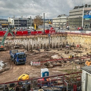 Am Tag nach der Entschärfung der Fliegerbombe aus dem Zweiten Weltkrieg wird auf der Baustelle wieder gearbeitet. Die Fliegerbombe ist in der Nacht auf Dienstag erfolgreich entschärft worden.