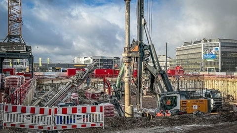 Die Bohrungen gehen weiter auf der Baustelle Neutorstraße Ecke Karlsstraße. Hier wurde am Montag eine Fliegerbombe aus dem Zweiten Weltkrieg gefunden und erfolgreich entschärft.