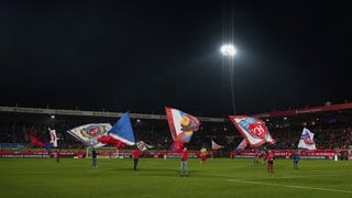 Fans des 1. FC Heidenheim vor einem Spiel in der Voith-Arena. Am Donnerstag gastiert dort der FC Chelsea.