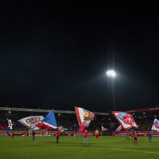 Fans des 1. FC Heidenheim vor einem Spiel in der Voith-Arena. Am Donnerstag gastiert dort der FC Chelsea.