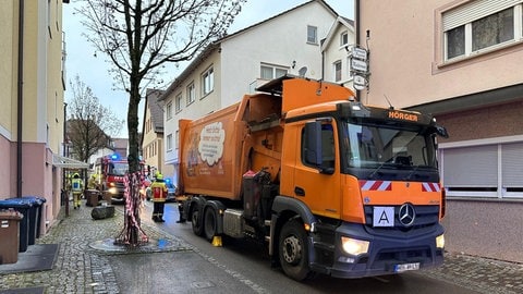 Rettungskräfte an der Unglückstelle in Giengen an der Brenz. In Giengen wurde am Donnerstagmorgen eine 84-jährige Frau von einem Müllwagen überrollt.