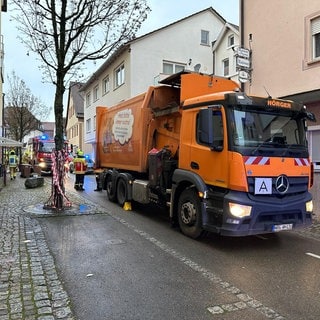 Rettungskräfte an der Unglückstelle in Giengen an der Brenz. In Giengen wurde am Donnerstagmorgen eine 84-jährige Frau von einem Müllwagen überrollt.