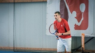 Ralf Illing, Tennisschläger fest in der Hand, blickt fokussiert nach vorne. Der Weg zurück auf den Tennisplatz war für ihn nach dem Schlaganfall nicht leicht.