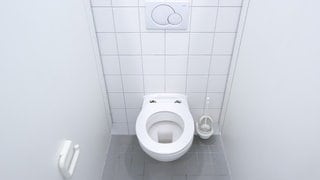 Ein 66-jähriger Mann ist in einer Firma in Neu-Ulm 20 Stunden lang in einer Toilette eingesperrt gewesen. (Symbolbild)