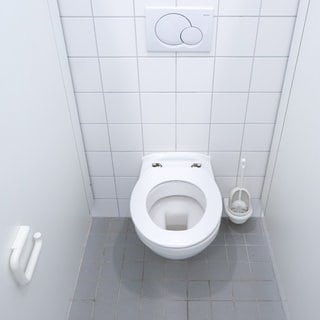 Ein 66-jähriger Mann ist in einer Firma in Neu-Ulm 20 Stunden lang in einer Toilette eingesperrt gewesen. (Symbolbild)