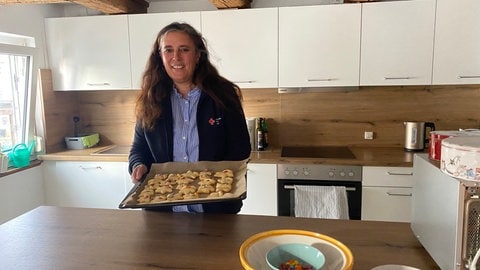 Sozialpädagogin Julia Rath-Schempf betreut wohnungslose Frauen im Aufnahmehaus des DRK Ulm. In der Vorweihnachtszeit backen sie zusammen Plätzchen. 