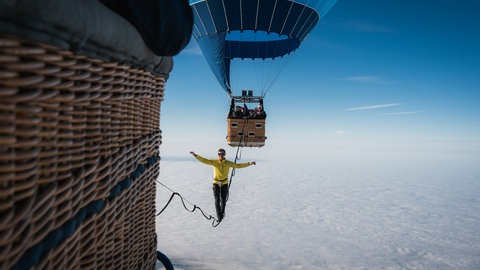 Schritt für Schritt zum Weltrekord: Slackliner Lukas Irmler läuft langsam über das dünne Seil auf 2.500 Metern Höhe. Er und  sein Slackline-Kollege Friedi Kühne waren beim Weltrekordversuch mehrfach gesichert.