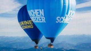 Weltrekordversuch in 2.500 Metern Höhe: Die bayerischen Profi-Slackliner Friedi Kühne und Lukas Irmler balancieren über ein dünnes Seil, das zwischen zwei Heißluftballons gespannt wurde. Die Heißluftballons haben Thomas Grüter aus Langenau (Alb-Donau-Kreis) und Kevin Benz aus Heidenheim gesteuert.