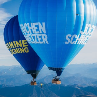 Weltrekordversuch in 2.500 Metern Höhe: Die bayerischen Profi-Slackliner Friedi Kühne und Lukas Irmler balancieren über ein dünnes Seil, das zwischen zwei Heißluftballons gespannt wurde. Die Heißluftballons haben Thomas Grüter aus Langenau (Alb-Donau-Kreis) und Kevin Benz aus Heidenheim gesteuert.