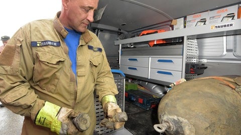 Sprengmeister Roger Flakowski steht im April 2018 neben einer entschärften Fliegerbombe. Auf einer Baustelle in der Neu-Ulmer Innenstadt wurde eine 500 Kilo schwere Bombe aus dem Zweiten Weltkrieg gefunden. Zur Entschärfung mussten rund 12.000 Bewohner stundenlang evakuiert werden.