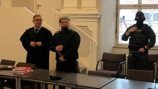 Vor dem Landgericht Ellwangen hat am Dienstag ein Prozess gegen einen 35-Jährigen begonnen. Der Angeklagte soll im März mehrere Schüsse auf ein Auto in Nattheim (Landkreis Heidenheim) abgegeben haben. Laut der Staatsanwaltschaft soll der mutmaßliche Täter den Tod der drei Insassen des Autos billigend in Kauf genommen haben.