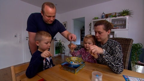 Die Familie Bucher aus Lonsee sitz am Tisch und spielt ein Brettspiel. Sie testet Spielsachen für den Ulmer Verein "spiel gut".