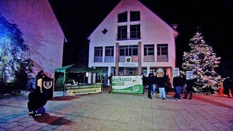 Vor dem Rathaus in Illerkirchberg haben sich auch einige Vertreter der rechtsextremen Organisation "Dritter Weg" versammelt. 