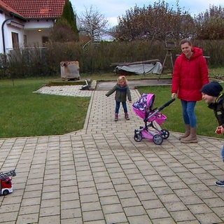 Ein ferngesteuertes Feuerwehrauto im Test: Die ganze Familie Bucher macht mit und probiert immer wieder neues Spielzeug aus.