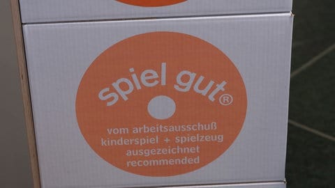 Das Siegel des Vereins "spiel gut" aus Ulm. Es wird vergeben, nachdem die Spielsachen von Kindern und Fachleuten getestet wurden.