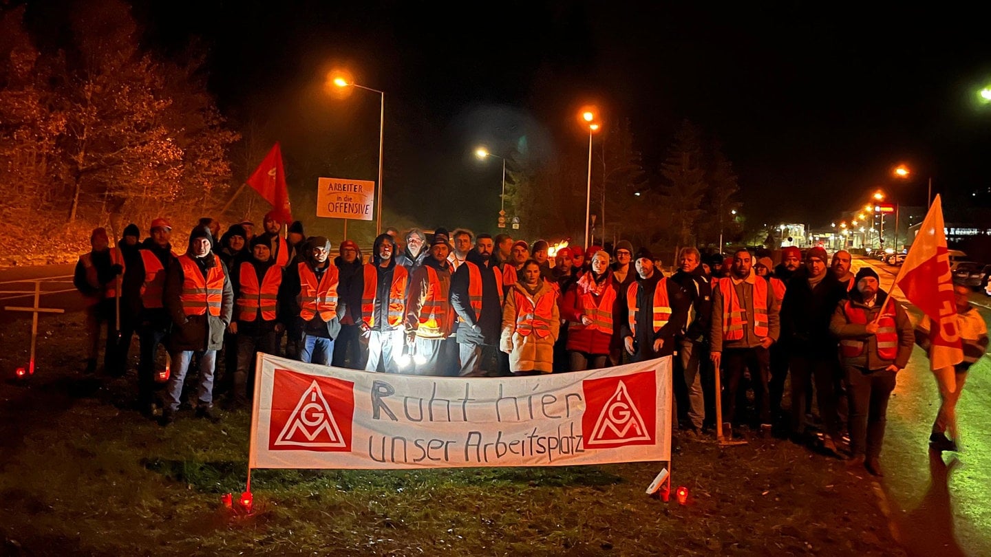 Protest mit Bannern, Kreuzen und Grablichtern: Beschäftigte von Bosch in Schwäbisch Gmünd sind am Donnerstagabend gegen den geplanten Stellenabbau auf die Straße gegangen.