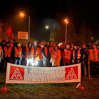 Protest mit Bannern, Kreuzen und Grablichtern: Beschäftigte von Bosch in Schwäbisch Gmünd sind am Donnerstagabend gegen den geplanten Stellenabbau auf die Straße gegangen.