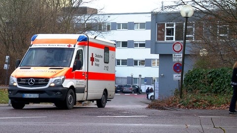 Ein Krankenwagen verlässt die Zufahrt eines Krankenhauses