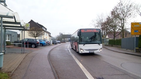 Ein Bus fährt eine Halstelle im Ostalbkreis an