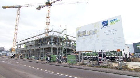 Neubau eines Verwaltungstraktes im Ostalbkreis: Bautafel und Rohbau