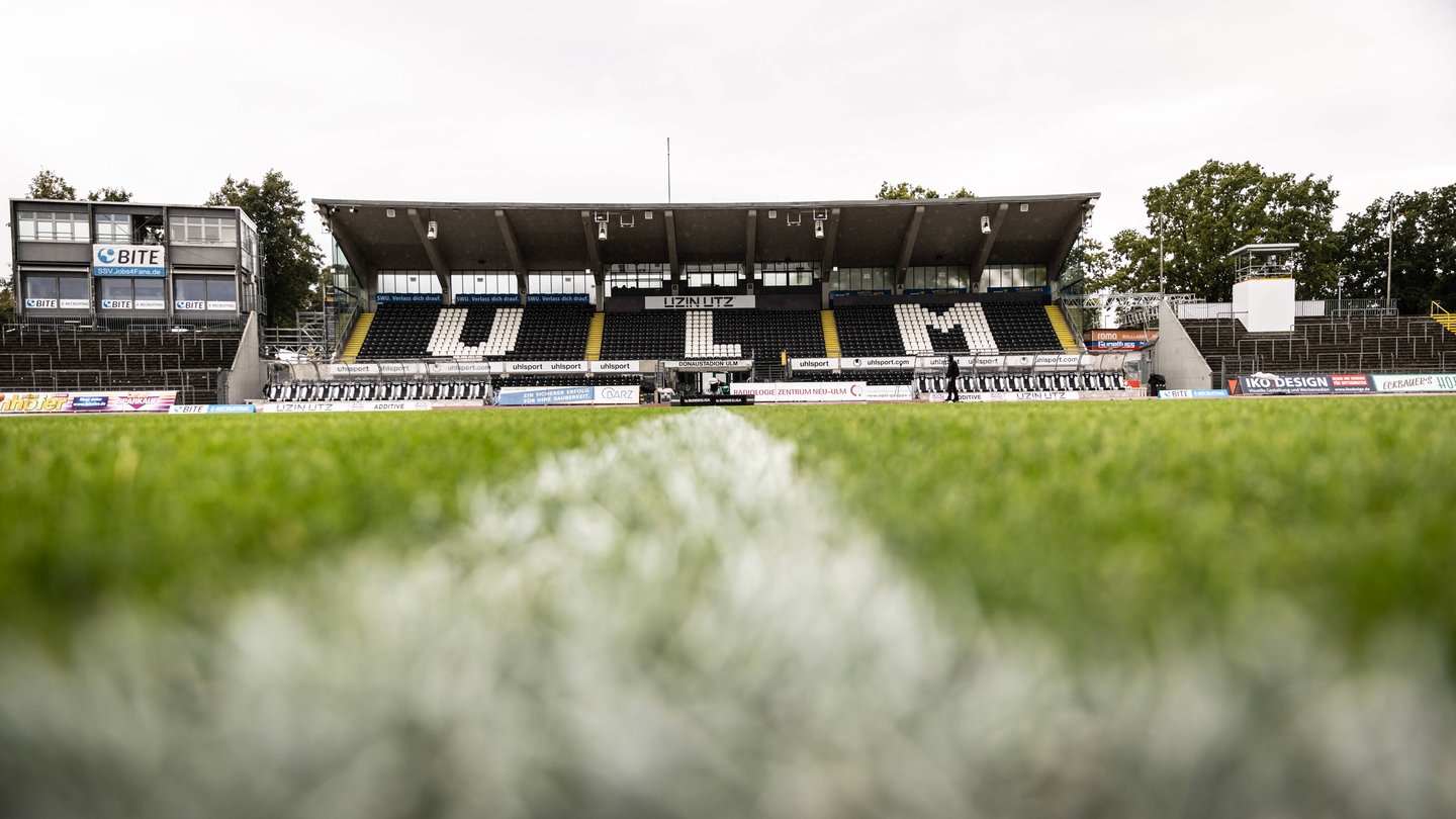 Das leere Donaustadion. Bislang eine von mehreren Varianten: Ein Verkauf des Donaustadions in Ulm an die Zweitligafußballer des SSV Ulm 1846 Fußball. Der Stammverein ist dagegen.