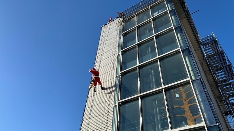 Da seilt sich der Nikolaus persönlich am Gebäude der Kinder- und Jugendpsychatrie in Ulm ab. Ganz oben sichern ihn zwei Rentiere. Die Höhenretter der Feuerwehr Ulm beschenken bei dieser spektakulären Aktion jedes Jahr Kinder, die krank sind und nicht zu Hause sein können.